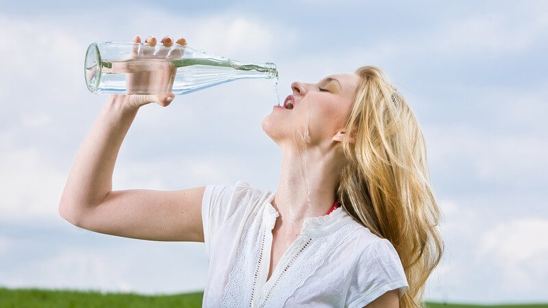 Die Entstehung von Durst und wie man ihn behandeln und lindern kann