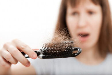 Haarausfall - Ursachen, Symptome und Behandlung