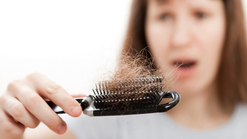 Die Entstehung von Haarausfall und wie man ihn erkennen und behandeln kann