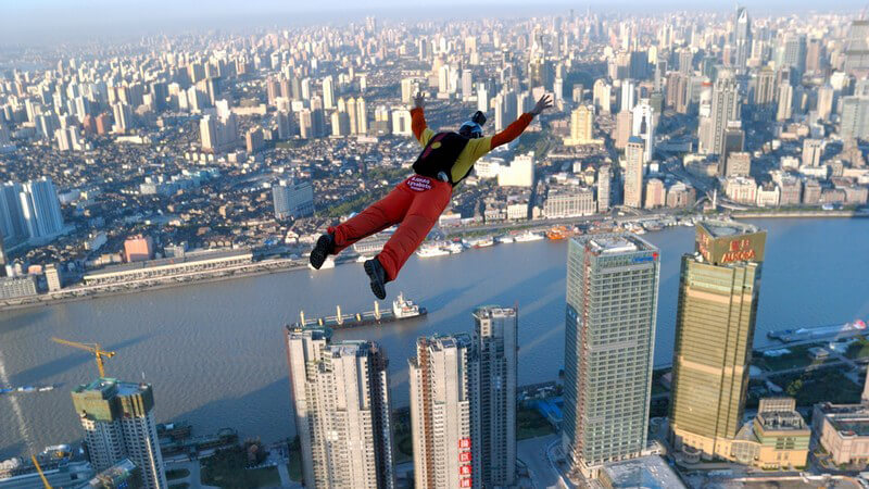 Fallschirmspringen vom Gebäude - Adrenalinkick dank Todesgefahr