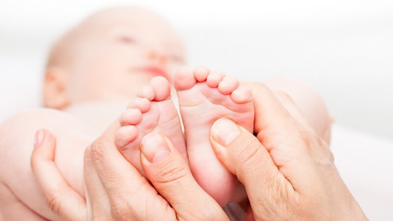 Die Babymassage zur Entwicklung des Neugeborenen