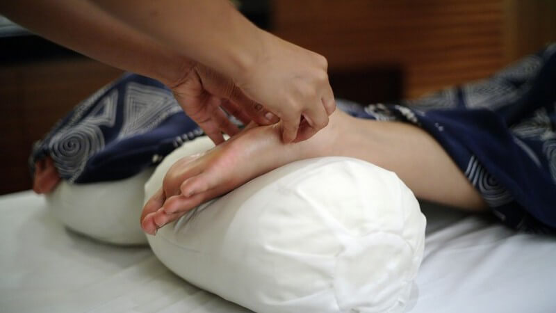 Die Fußmassage zur Behandlung von verspannten Fußmuskeln