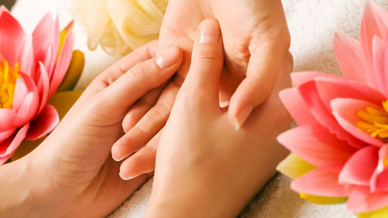 Die Handmassage zur Steigerung des Wohlbefindens