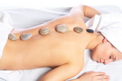 Hot Stone Massage: Ablauf, Anwendung und Wirkung