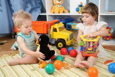 Die schönsten Indoor- und Outdoor-Kinderspiele für den Alltag und für den Urlaub