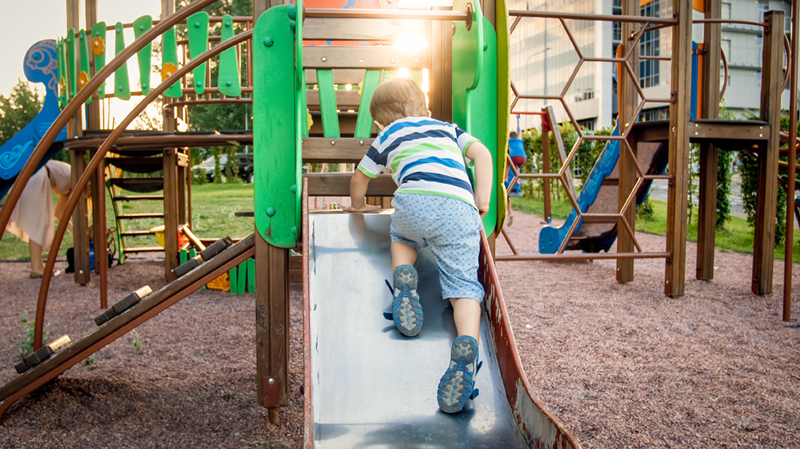 Rutsche auf einem Spielplatz