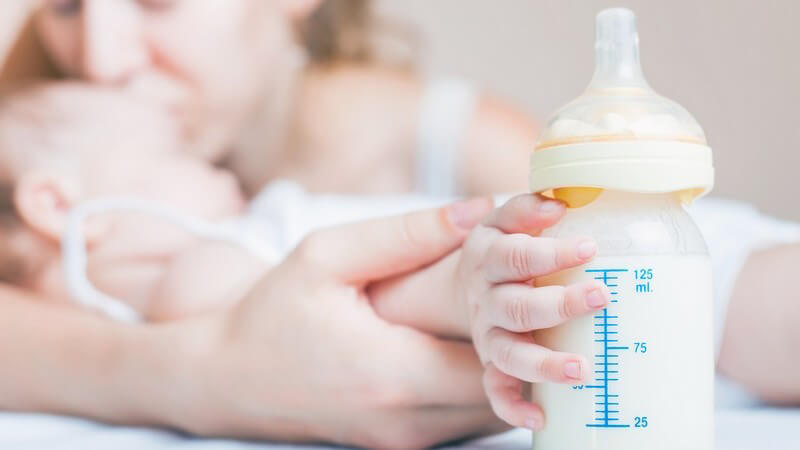 Wir informieren über die Unterschiede zwischen der hypoallergenen Milch sowie der Anfangs- und Folgemilch und geben Tipps zur Zubereitung