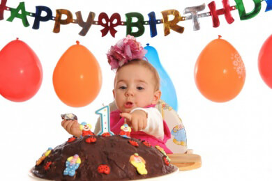 Schnitte und Materialien eines Babyshirts sowie Gestaltungsmöglichkeiten als Geschenkidee