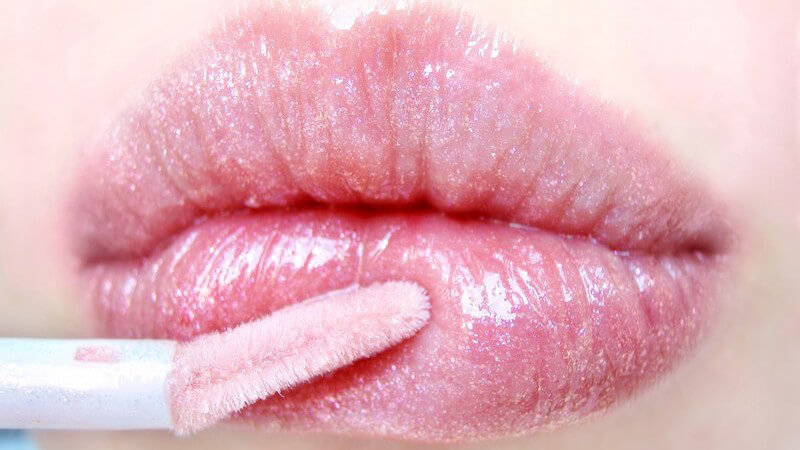 Konsistenz und Auftragetechnik von Lipgloss