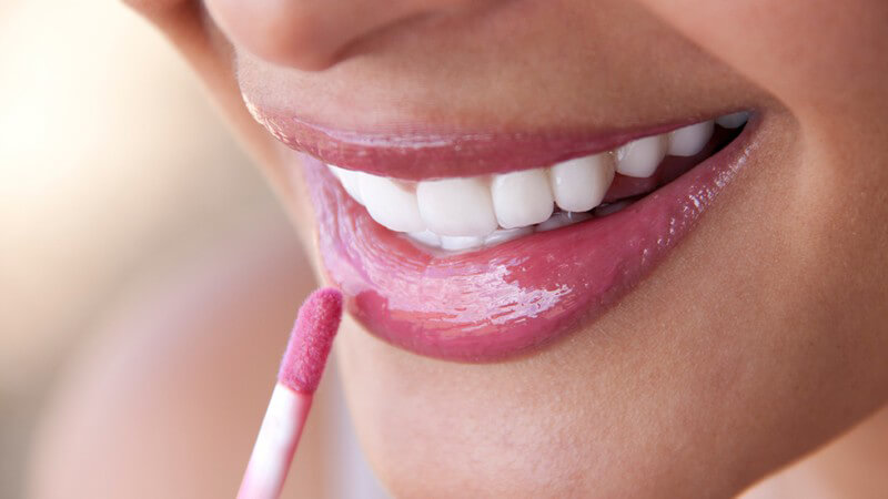 Lippenlack verhilft uns auf zweierlei Weise zu glänzenden oder versiegelten Lippen