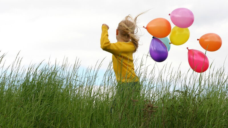 Wir haben Ideen für Freizeitspiele mit Luftballons und zeigen, wie man mithilfe von Luftballons tolle Dekorationen erschaffen kann