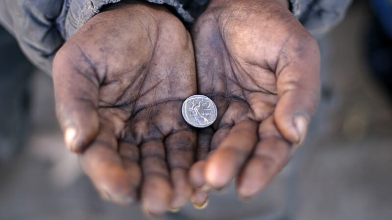 Durch den Verkauf von Straßenzeitungen können besonders Obdachlose neuen Lebensmut fassen - mindestens 50 Prozent des Gewinns dürfen sie in der Regel behalten