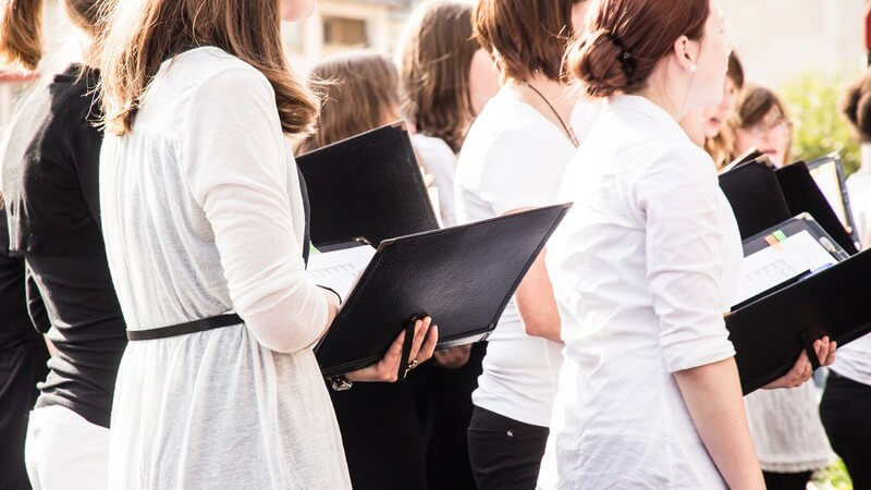 Wer gerne singt und dies weder alleine, noch in einer Band tun möchte, für den könnte der Chor eine gute Möglichkeit bieten - wir zeigen, wodurch diese sich auszeichnen