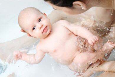 Was man bei der Babypflege beachten muss: Bestandteile sowie passende Hilfsmittel und Produkte