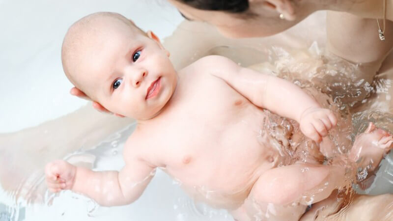 Die Babypflege umfasst mehrere Bereiche - Wir geben Tipps zum Baden, Wickeln, Eincremen und zur Hygiene