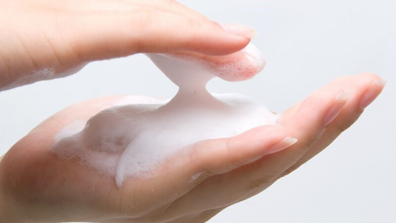 Die Vorteile des Reinigungsschaums sind bei allen Hauttypen gleich und bedürfen einer unkomplizierten Anwendung