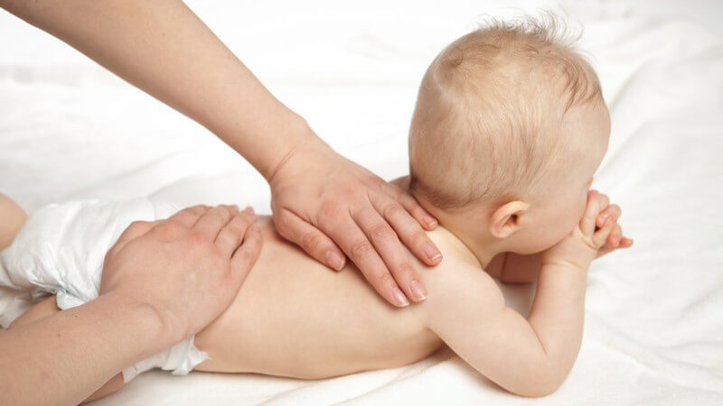 Babyöl als Zusatz für das Badewasser eignet sich besonders gut für Menschen mit trockener Haut