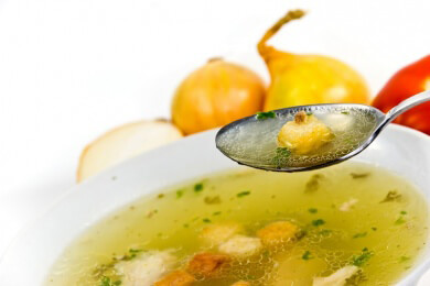 Auch mit einer klassischen Hühnersuppe kann man gegen eine Erkältung angehen
