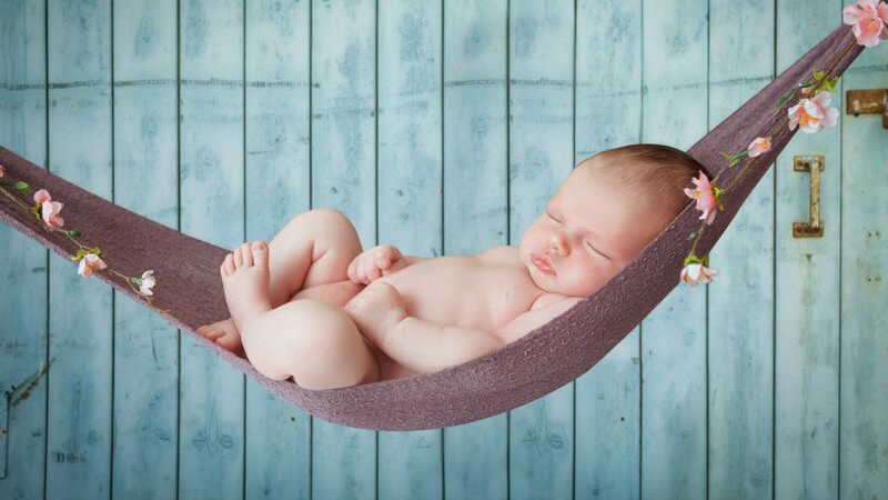 Wir geben Hinweise, welche Kriterien eine gute Babyhängematte erfüllen muss und wie man sie richtig aufbaut