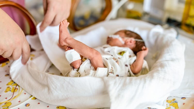 Wir informieren über den Ablauf der ersten Minuten nach der Geburt - besonders wichtig sind bestimmte Untersuchungen des Neugeborenen