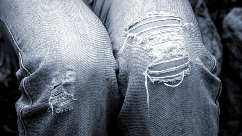 Wie man mit Schleifen, Stein und Schere aus unauffälligen Jeans wahre Designerstücke zaubert