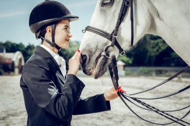Reiten ist das Hobby des schwarzhaarigen Flittchens Reiten ist das Hobby des schwarzhaarigen Flittchens