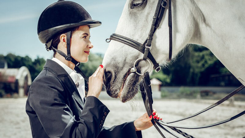 Hohes Verletzungsrisiko bei Stürzen - Ein Helm gehört beim Reiten dazu