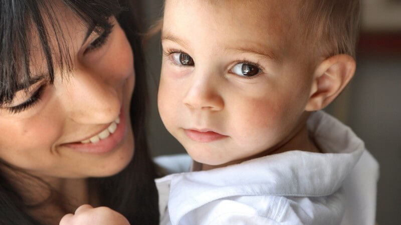 Mit welchen Problemen sich überbehütete Söhne im Alltag konfrontiert sehen - Auswirkungen einer übermäßig starken Bindung an die Mutter im Laufe des Lebens