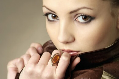 Wie stylt man den Blouson-Look und was trägt man am besten darunter?