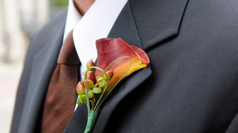 Um mit Ansteckblumen alten Kleidungsstücken neuen Glanz einzuhauchen, sollte man diese Tipps beherzigen