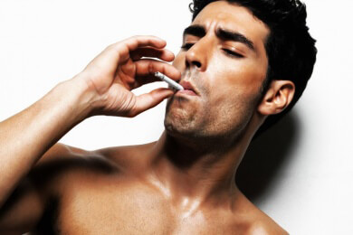 Gesellschaftlicher Druck oder ein verzerrtes Selbstbild zwingt viele Männer in die Essstörung oder Fitnessfalle