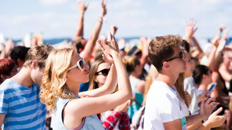 Auf ein Musikfestival sollte man sich gut vorbereiten; dazu gehört eine Packliste und das richtige Styling - doch wleche Arten von Festivals gibt es überhaupt?