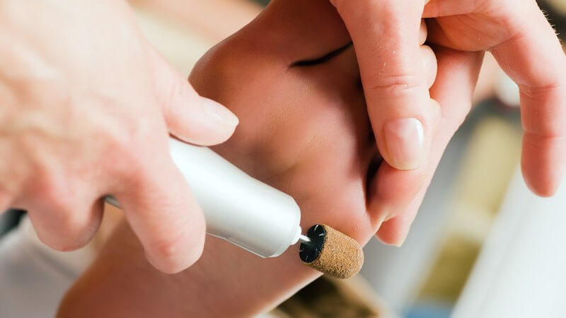 Zu dem Fußpflegeprogramm gehören mit unter die Hornhautentfernung, die Nagelpflege sowie ein Fußbad