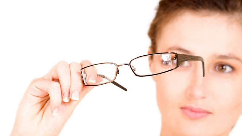 Eine optimale Reinigung und Pflege der Brillenglöser beugt störendem Beschlagen vor und sorgt für klaren Durchblick
