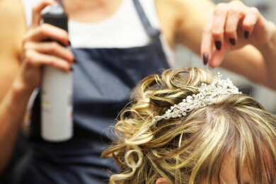 Stirnbandmodelle in verschiedenen Einsatzgebieten und als Frisuren-Highlight