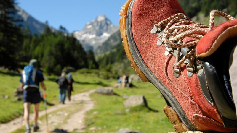 Für einen Bergsteiger-Anfänger eignen sich Höhenwanderwege am besten; wichtig sind die gründliche Routenplanung sowie die richtige Ausrüstung