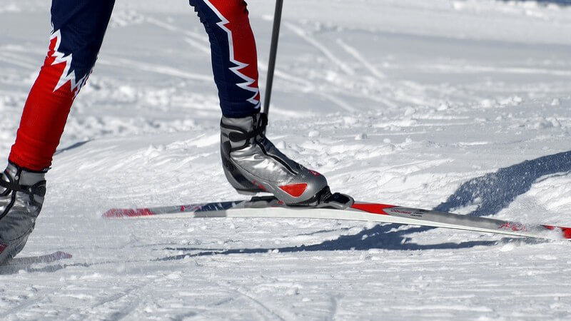 Die optimale Skilänge ermittelt man in Abhängigkeit von Körpergröße und -gewicht - besonderes Merkmal wird auf Stabilität und Reibung gelegt