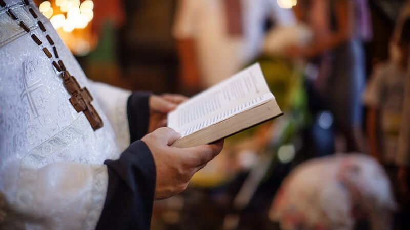 Ein Überblick über Benimmregeln im Gotteshaus - wer in eine Kirche geht, sollte wissen, wie er sich benehmen soll und dass manche Verhaltensweisen nicht erlaubt sind