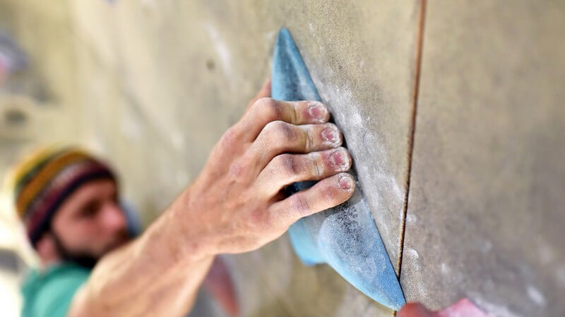 Eine Kletterwand eignet sich für den Indoor- oder Outdoorbereich; es gibt fixe oder variable Modelle und Unterschiede in der Installation