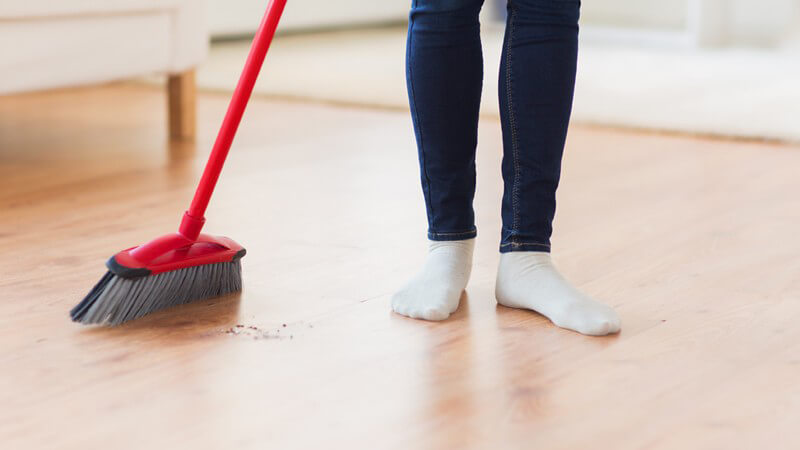 Putzen und andere Hausarbeiten können eine echte Last für den Rücken darstellen