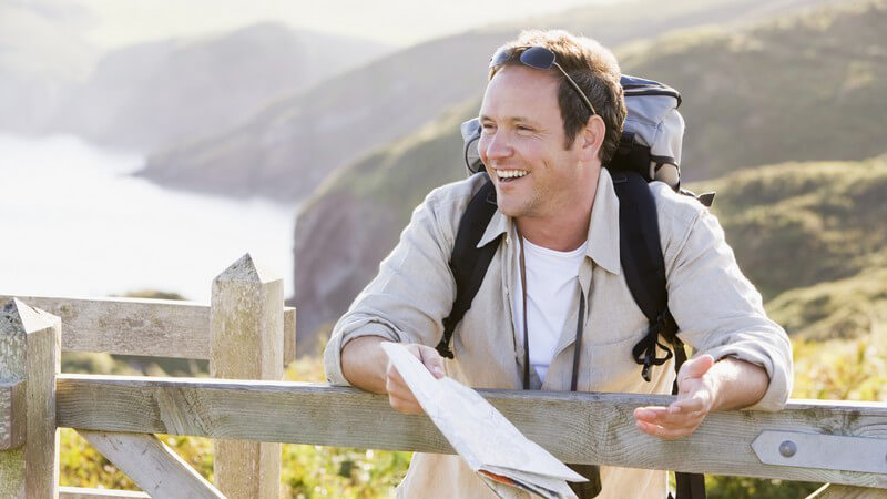 Wer das erste Mal wandern geht, muss wissen, welche Ausrüstung man benötigt, wie man sich richtig vorbereitet und möglichen Verletzungen vorbeugt