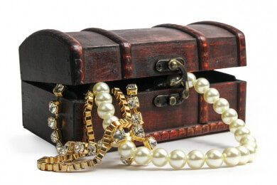 Von der Edelstein- bis zur Goldpflege: damit der Schmuck länger strahlt und glänz