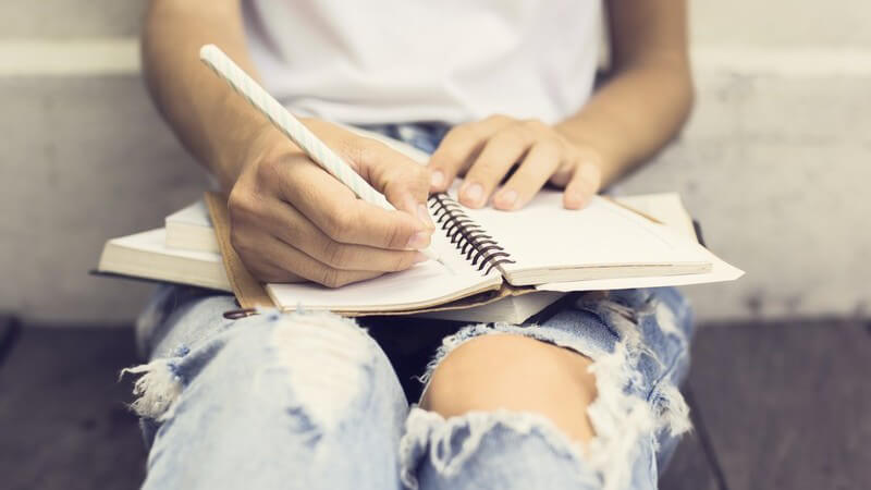 Wir geben Tipps, wie man sein eigenes Buch verlegen kann - wenn man keinen interessierten Verlag findet, kann man die Zügel selbst in die Hand nehmen