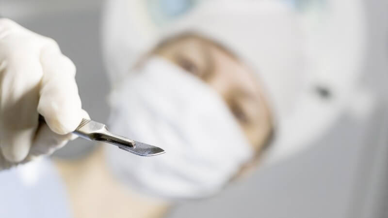 Ein chirurgisches Präzisionsmesser zum Durchtrennen von Gewebe bei operativen Eingriffen