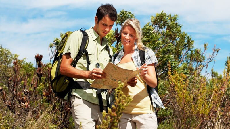 Beim Lesen einer Wanderkarten muss auf verschiedene Farben, Höhenlinien und Pfeile geachtet werden