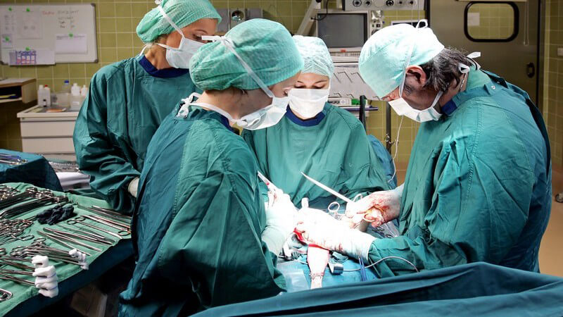 In welchen Bereichen Chirurgen/Chirurginnen arbeiten und was sie machen