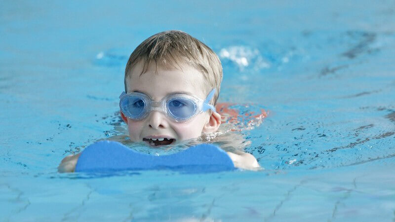 Sowohl in Sachen Bein- als auch Armarbeit gibt es spezielle Übungen, die das Erlernen des Brustschwimmens erleichtern