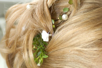 Von Haargummis bis Curlies: Haarschmuck für kurze und lange Haare