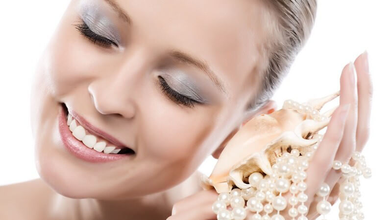 Ob bunt oder weiß, gezüchtet oder naturbelassen - Perlen sind zeitlos schön und passen zu jedem Outfit