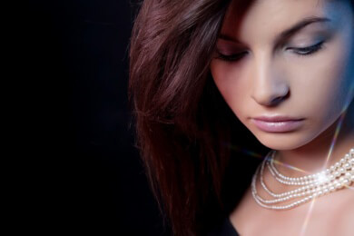 Modische Perlenketten wunderschön kombinieren - Tipps zum Outfit mit Perlenkette